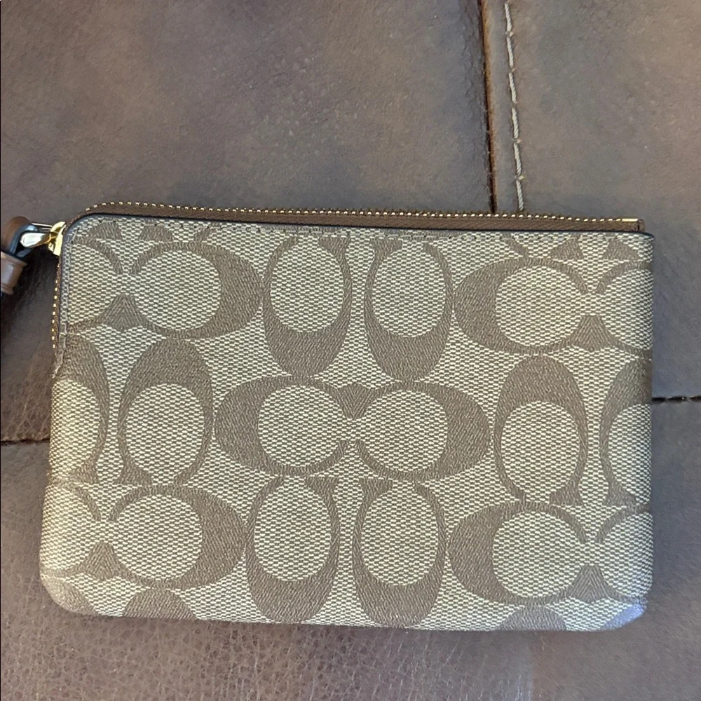 Coach Signature Brown‎ Wristlet